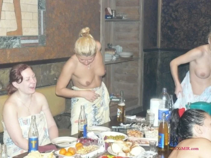 Телки гонят беся в сауне. Часть 2 (20 фото)